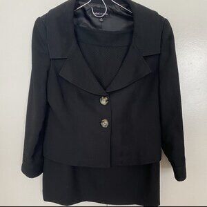 Classic Women's Black 2-piece Skirt Suit / Size 10 / Vintage-Inspired Jackie O